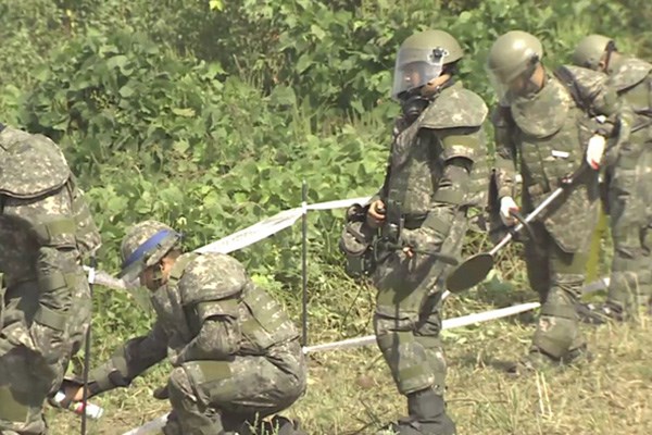 Quân đội Hàn Quốc bắt đầu gỡ mìn ở khu vực phòng không hậu tuyến