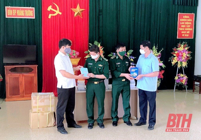 Thư viện tỉnh Thanh Hóa trao tặng sách cho Đồn Biên phòng Hoằng Trường