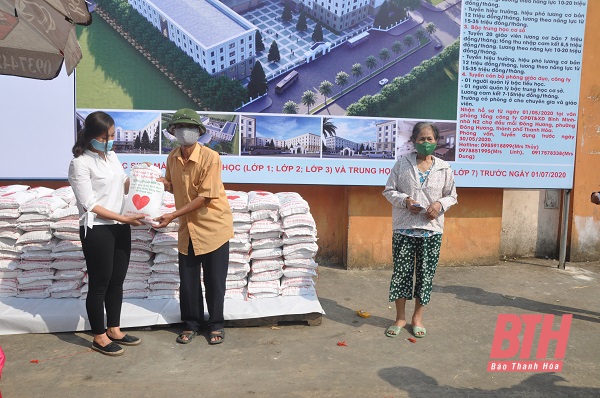 Trao 2.000 suất gạo miễn phí cho người có hoàn cảnh khó khăn trên địa bàn TP Thanh Hóa