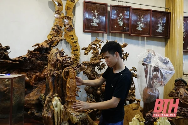 Người nghệ nhân đam mê với nghề điêu khắc gỗ