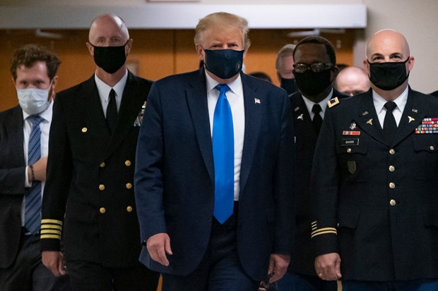 Ông Trump lần đầu tiên đeo khẩu trang khi xuất hiện trước công chúng