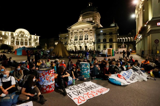 Biểu tình chống biến đổi khí hậu ngoài trụ sở Quốc hội Thụy Sĩ