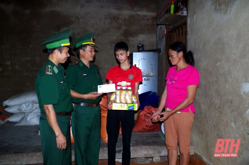 Chiến sĩ vùng biên “thắp lửa” đêm trăng rằm