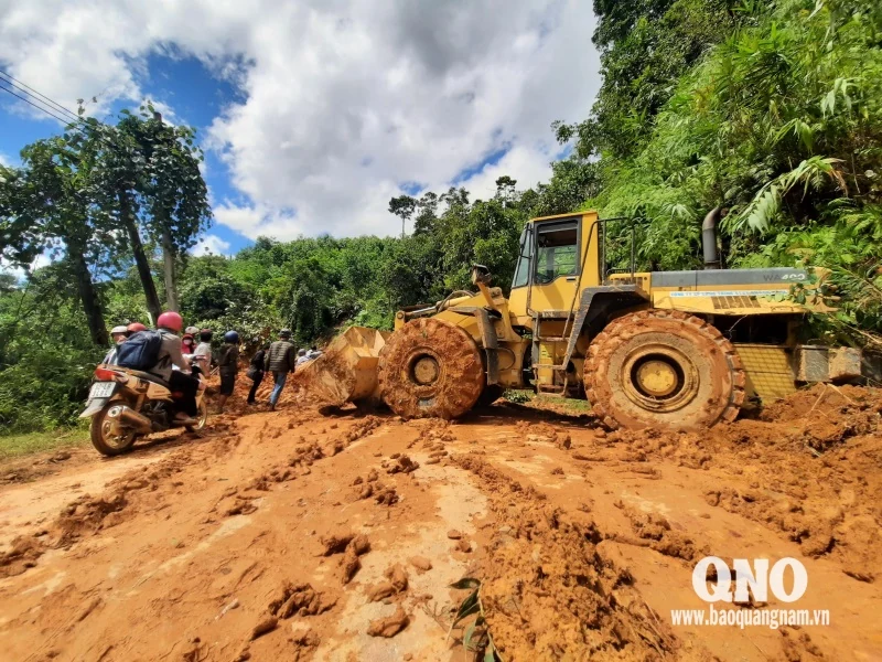 Tiếp cận Trà Leng, bắt đầu vận chuyển người bị thương đi cấp cứu