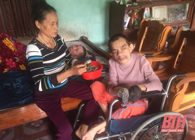 Đức hy sinh thầm lặng của những người vợ, người mẹ nạn nhân da cam