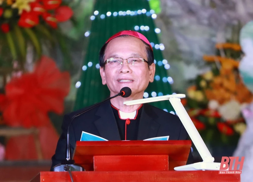 Đồng chí Đỗ Trọng Hưng, Bí thư Tỉnh ủy, Chủ tịch HĐND tỉnh, Trưởng đoàn ĐBQH tỉnh dự, chúc mừng Lễ Giáng sinh năm 2020