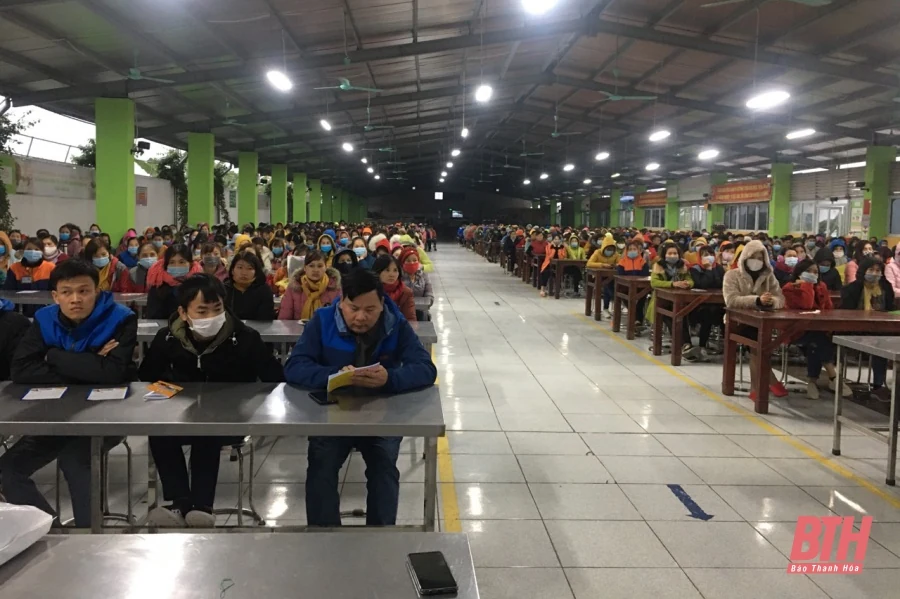 Tư vấn pháp luật lưu động cho hơn 1.000 công nhân Công ty TNHH May mặc xuất khẩu Apparel t ech Vĩnh Lộc