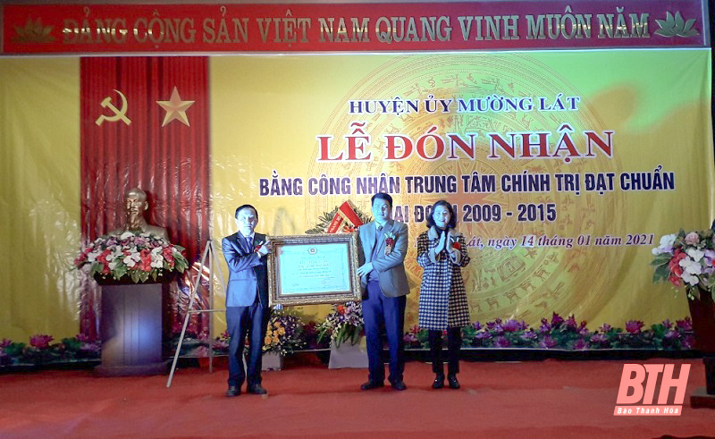 Trung tâm Chính trị huyện Mường Lát đón nhận bằng công nhận Trung tâm chính trị đạt chuẩn giai đoạn 2009 - 2015
