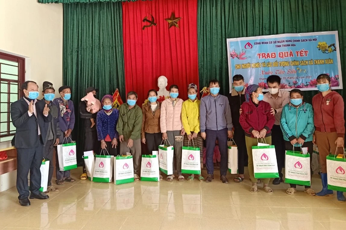 Ngân hàng Chính sách xã hội Thanh Hóa tặng quà tết cho hộ nghèo, gia đình chính sách