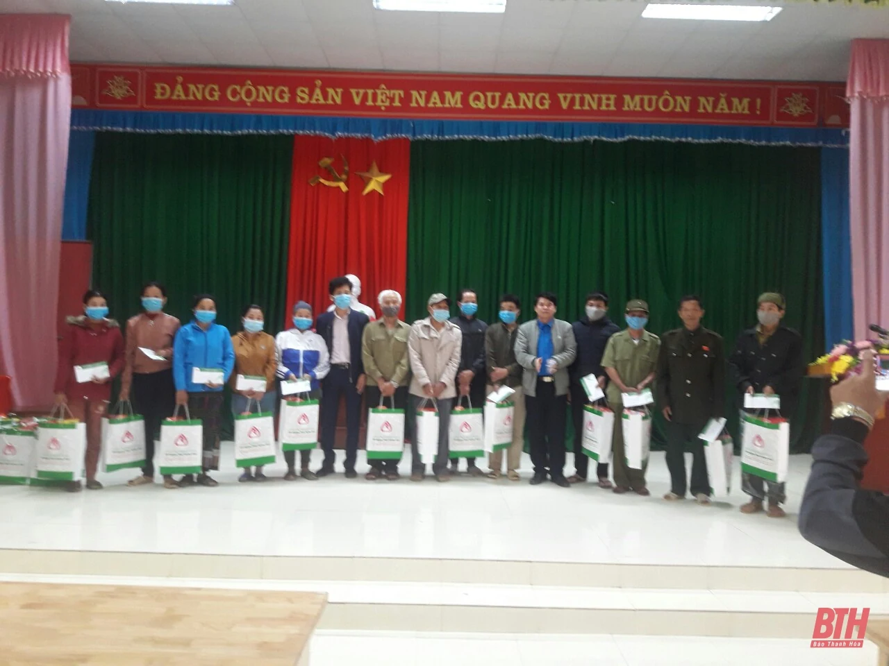 Ngân hàng Chính sách xã hội Thanh Hóa tặng quà tết cho hộ nghèo, gia đình chính sách
