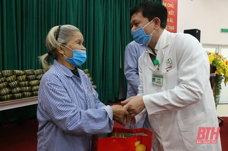 Xuân ấm áp - Tết yêu thương cho bệnh nhân ung thư ở Bệnh viện Ung bướu Thanh Hóa