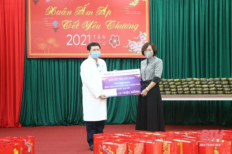 Xuân ấm áp - Tết yêu thương cho bệnh nhân ung thư ở Bệnh viện Ung bướu Thanh Hóa
