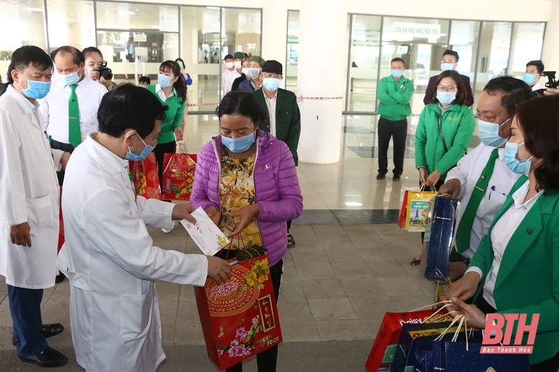 Xuân ấm áp - Tết yêu thương cho bệnh nhân ung thư ở Bệnh viện Ung bướu Thanh Hóa
