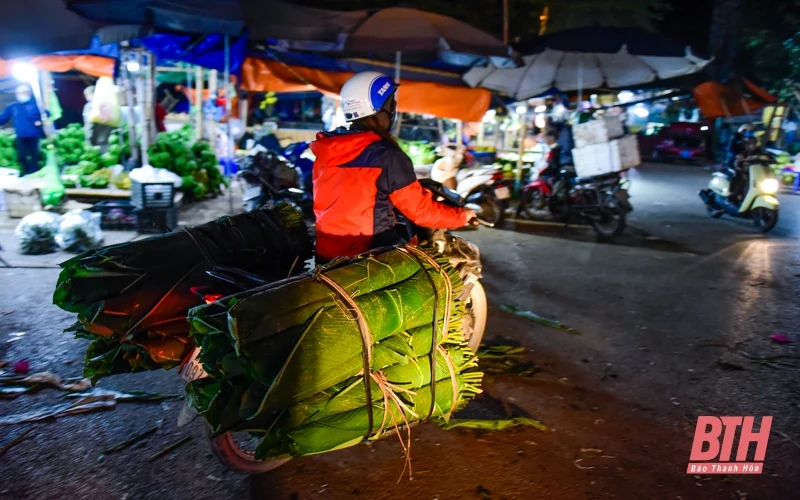 Mùa lá dong xuống phố