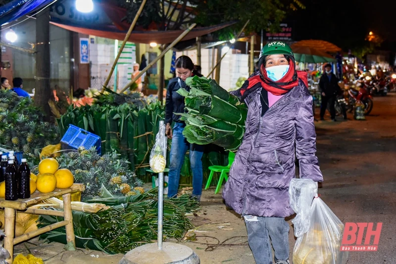 Mùa lá dong xuống phố