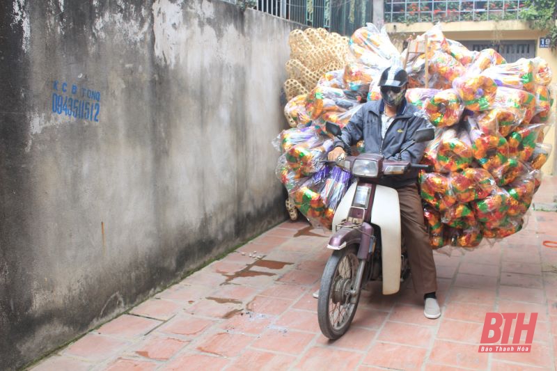 Nhộn nhịp làng nghề sản xuất hoa giấy ở Mật Sơn dịp cuối năm