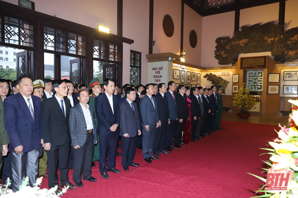 Đoàn đại biểu tỉnh Thanh Hóa dâng hương tưởng nhớ Chủ tịch Hồ Chí Minh, Mẹ Việt Nam Anh hùng và các Anh hùng liệt sĩ