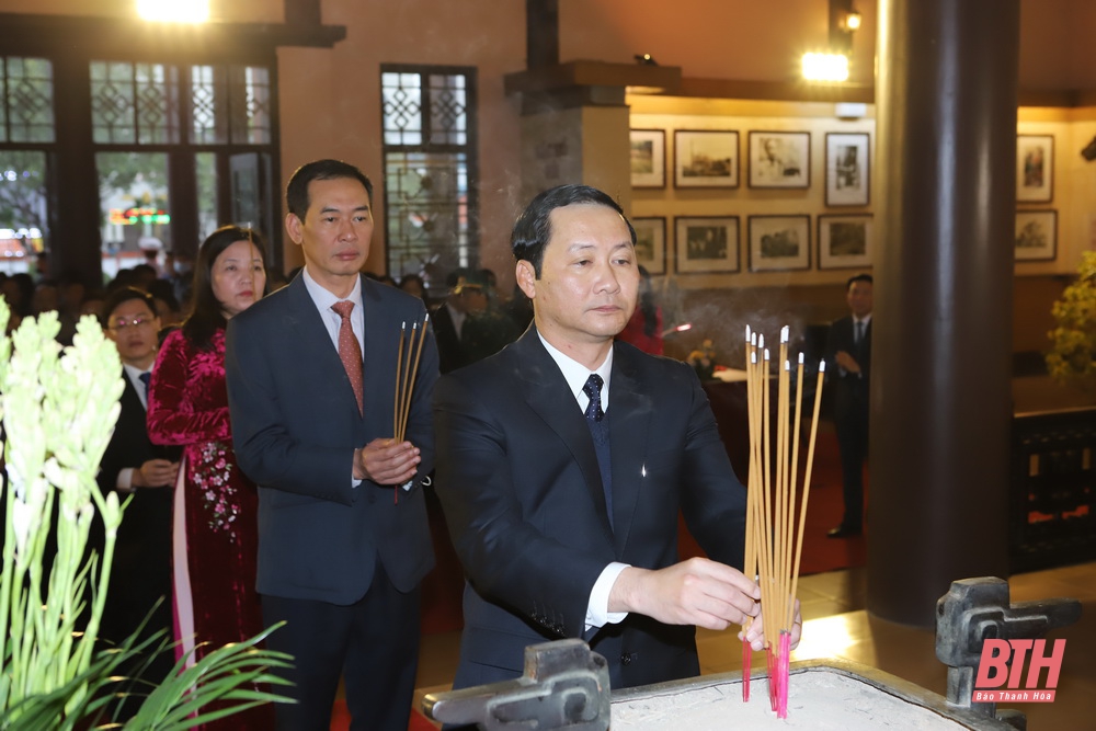 Đoàn đại biểu tỉnh Thanh Hóa dâng hương tưởng nhớ Chủ tịch Hồ Chí Minh, Mẹ Việt Nam Anh hùng và các Anh hùng liệt sĩ