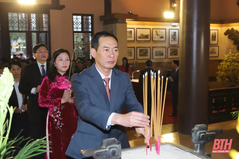 Đoàn đại biểu tỉnh Thanh Hóa dâng hương tưởng nhớ Chủ tịch Hồ Chí Minh, Mẹ Việt Nam Anh hùng và các Anh hùng liệt sĩ