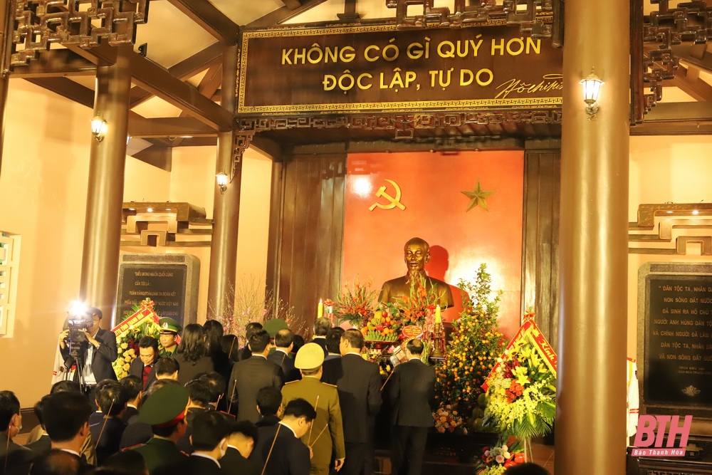 Đoàn đại biểu tỉnh Thanh Hóa dâng hương tưởng nhớ Chủ tịch Hồ Chí Minh, Mẹ Việt Nam Anh hùng và các Anh hùng liệt sĩ