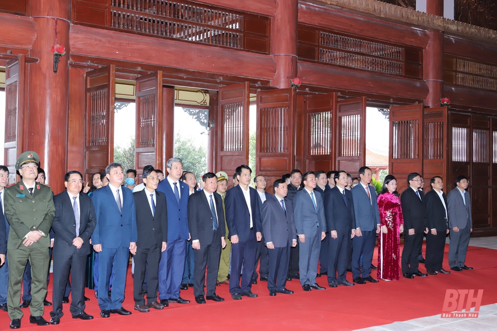 Đoàn đại biểu tỉnh Thanh Hóa dâng hương tưởng nhớ Chủ tịch Hồ Chí Minh, Mẹ Việt Nam Anh hùng và các Anh hùng liệt sĩ