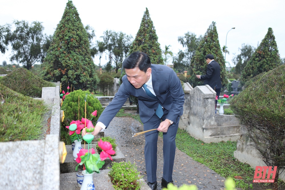 Đoàn đại biểu tỉnh Thanh Hóa dâng hương tưởng nhớ Chủ tịch Hồ Chí Minh, Mẹ Việt Nam Anh hùng và các Anh hùng liệt sĩ