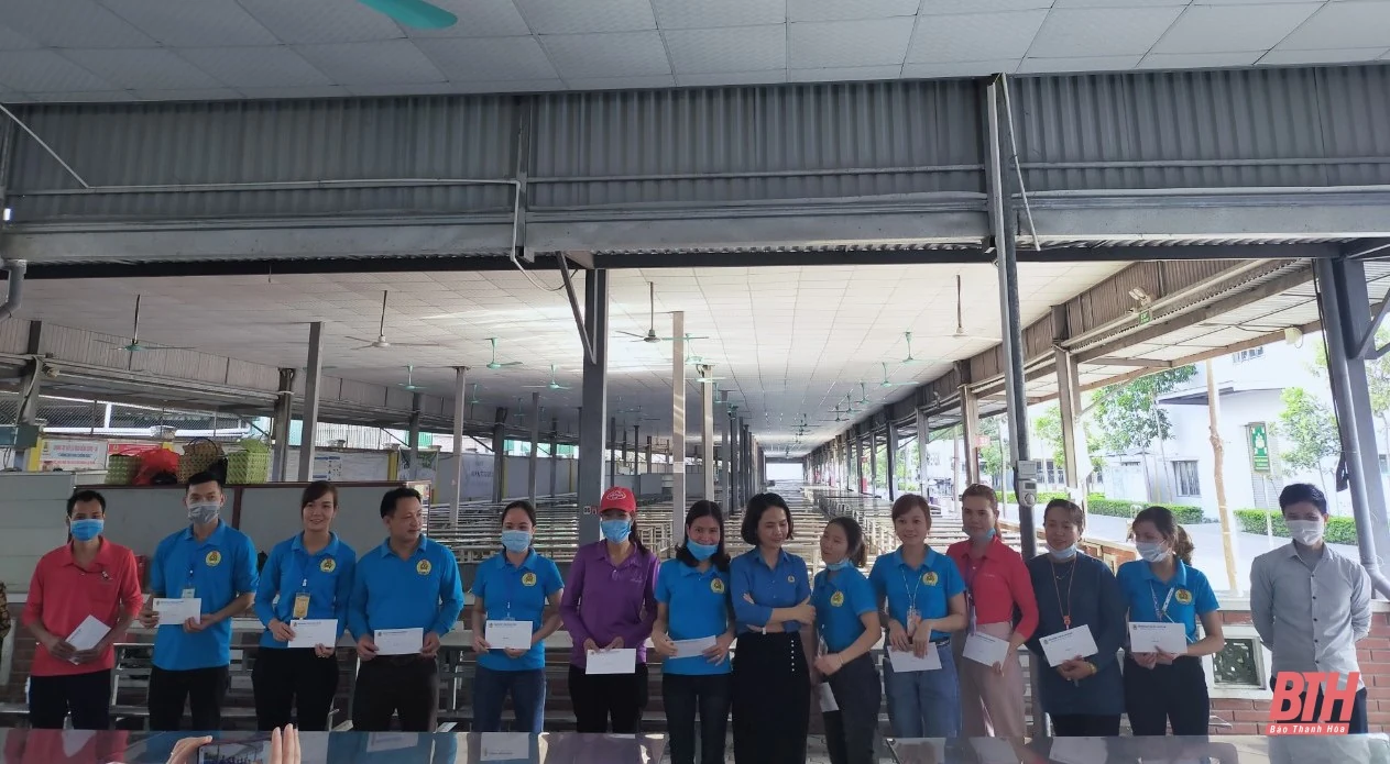 Tập đoàn Hua Li - Công ty TNHH Giầy Alena Việt Nam trao quà tết tri ân công nhân, lao động và hỗ trợ hộ nghèo