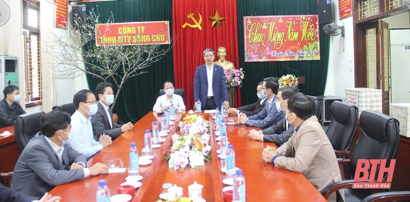 Phó Chủ tịch UBND tỉnh Lê Đức Giang thăm, chúc tết đơn vị thủy nông và Đài khí tượng thủy văn