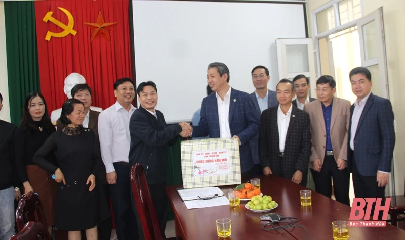 Phó Chủ tịch UBND tỉnh Lê Đức Giang thăm, chúc tết đơn vị thủy nông và Đài khí tượng thủy văn