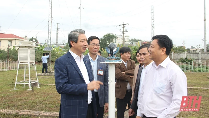 Phó Chủ tịch UBND tỉnh Lê Đức Giang thăm, chúc tết đơn vị thủy nông và Đài khí tượng thủy văn