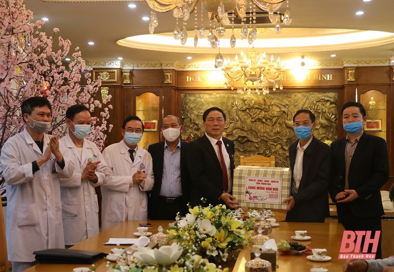 Phó Chủ tịch UBND tỉnh Đầu Thanh Tùng thăm, chúc tết một số cơ sở y tế