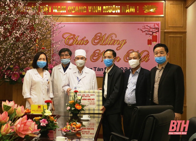 Phó Chủ tịch UBND tỉnh Đầu Thanh Tùng thăm, chúc tết một số cơ sở y tế
