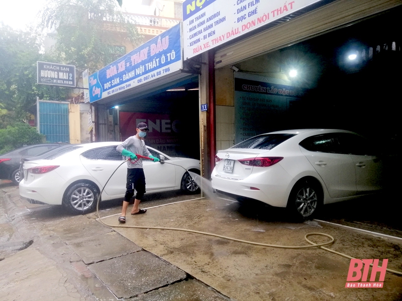 Dịch vụ rửa xe “hốt bạc” ngày cận Tết