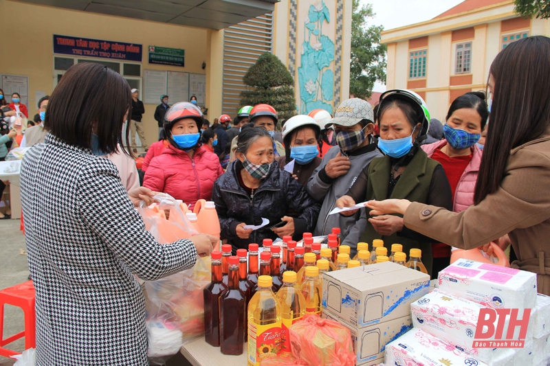Hơn 44.000 suất quà trao tặng cho người nghèo và nạn nhân chất độc da cam trong dịp tết
