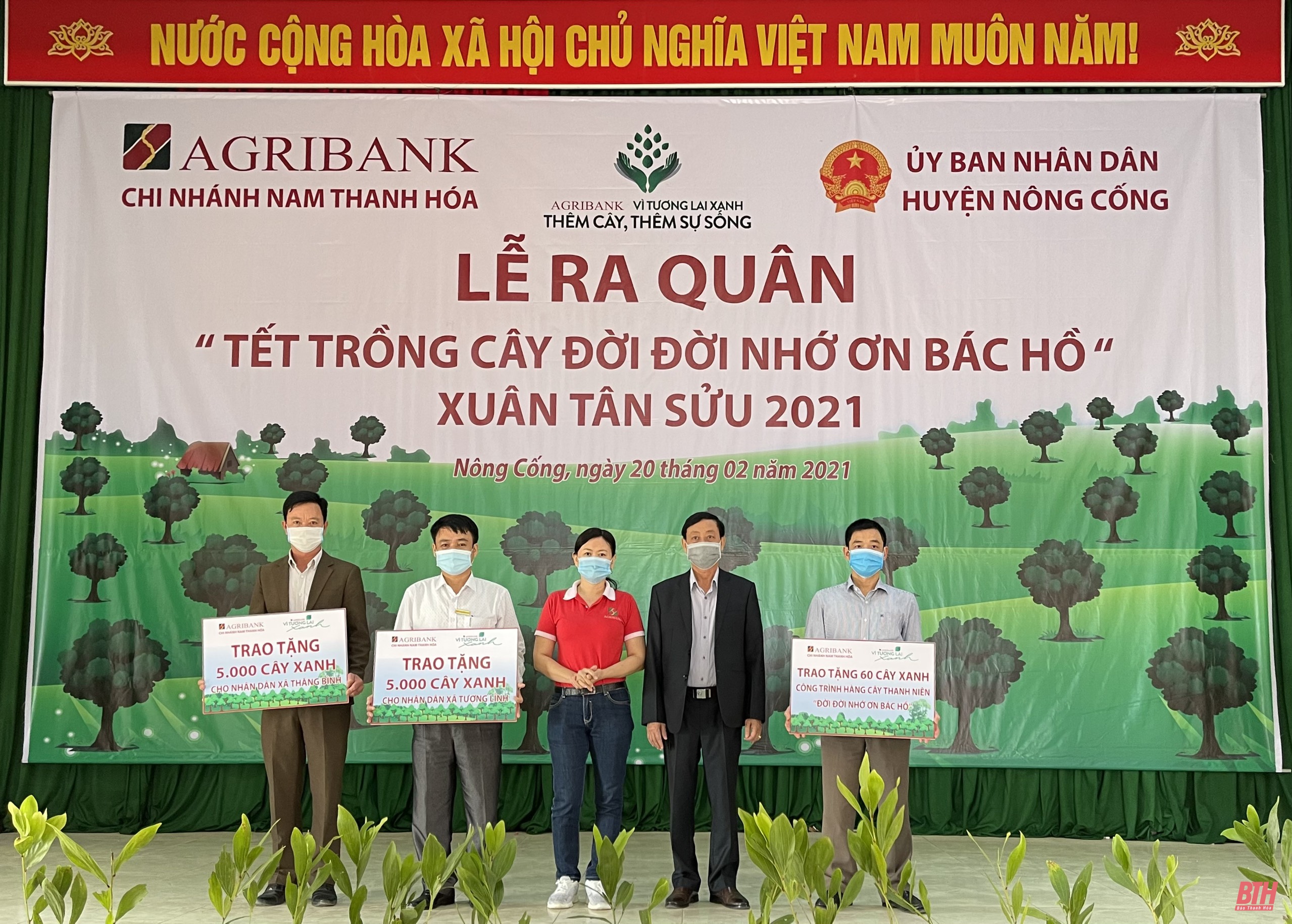 Agribank Nam Thanh Hóa tặng hơn 10.000 cây xanh cho người dân huyện Nông Cống