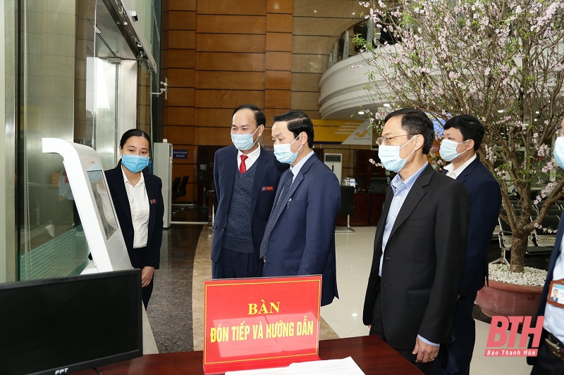 Chủ tịch UBND tỉnh Đỗ Minh Tuấn thăm, kiểm tra hoạt động đầu năm tại Trung tâm phục vụ Hành chính công tỉnh