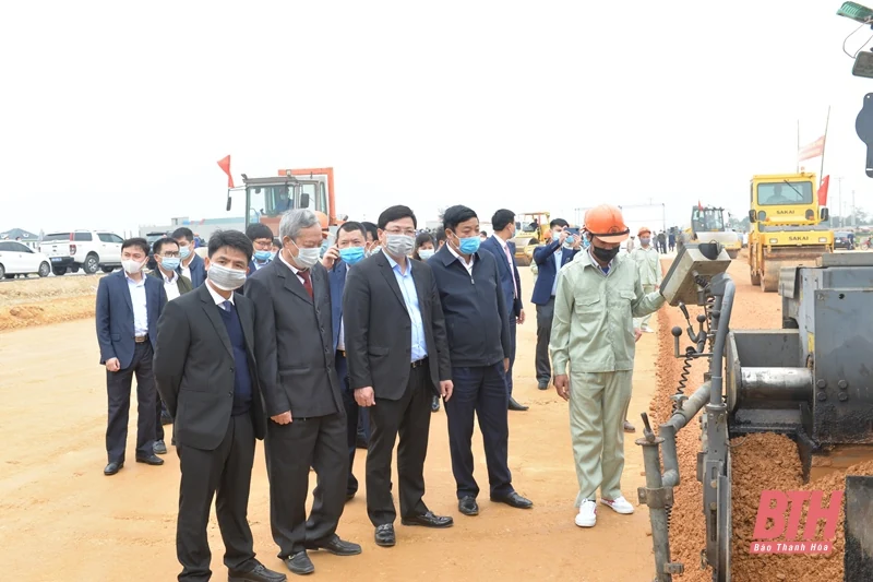 Ra quân xây dựng các công trình giao thông đầu năm