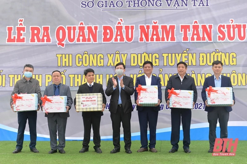 Ra quân xây dựng các công trình giao thông đầu năm