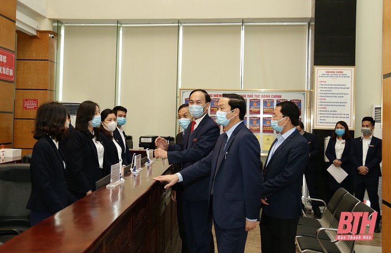 Chủ tịch UBND tỉnh Đỗ Minh Tuấn thăm, kiểm tra hoạt động đầu năm tại Trung tâm phục vụ Hành chính công tỉnh
