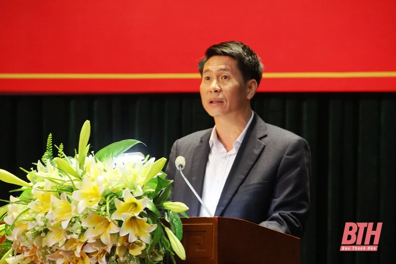 Phó Bí thư Tỉnh ủy Trịnh Tuấn Sinh dự và động viên thanh niên thị xã Bỉm Sơn lên đường nhập ngũ