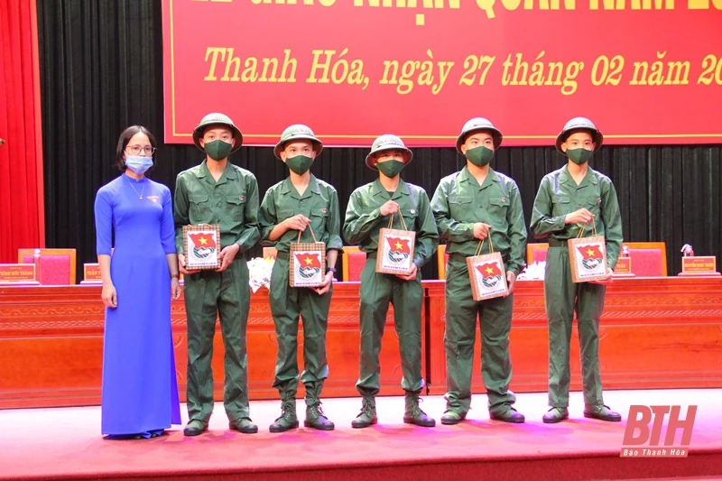 Phó Bí thư Tỉnh ủy Trịnh Tuấn Sinh dự và động viên thanh niên thị xã Bỉm Sơn lên đường nhập ngũ