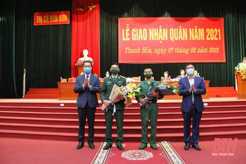 Phó Bí thư Tỉnh ủy Trịnh Tuấn Sinh dự và động viên thanh niên thị xã Bỉm Sơn lên đường nhập ngũ