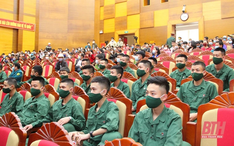 Phó Bí thư Tỉnh ủy Trịnh Tuấn Sinh dự và động viên thanh niên thị xã Bỉm Sơn lên đường nhập ngũ