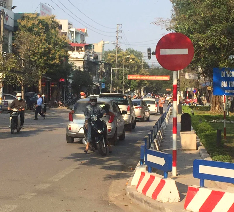 Nhiều phương tiện đi ngược chiều tại nút giao Ngã Ba Bia bị xử phạt