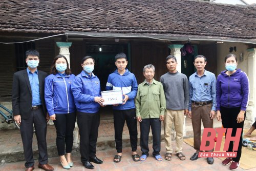 Tỉnh đoàn Thanh Hóa tặng quà cho tân binh và quân nhân hoàn thành nhiệm vụ