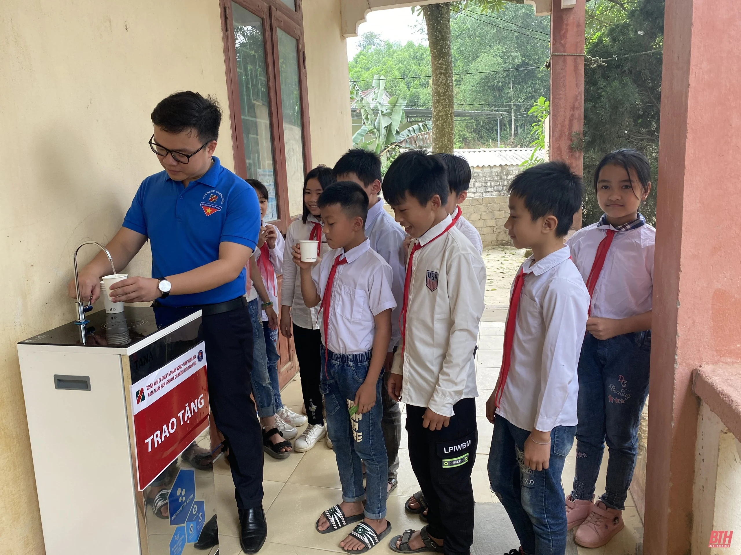 Đoàn Thanh niên Agribank Thanh Hóa tặng hơn 15.000 cây xanh và máy lọc nước sạch tại huyện Triệu Sơn và Cẩm Thủy