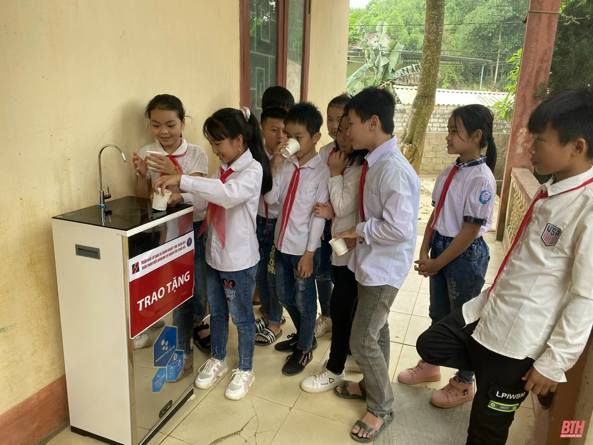 Đoàn Thanh niên Agribank Thanh Hóa tặng hơn 15.000 cây xanh và máy lọc nước sạch tại huyện Triệu Sơn và Cẩm Thủy