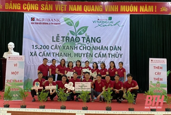 Đoàn Thanh niên Agribank Thanh Hóa tặng hơn 15.000 cây xanh và máy lọc nước sạch tại huyện Triệu Sơn và Cẩm Thủy
