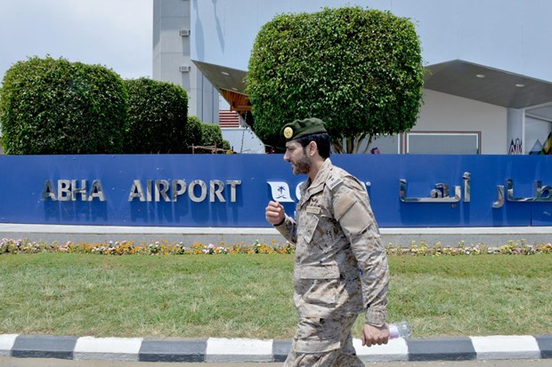 Máy bay không người lái của Houthi tấn công sân bay Saudi Arabia