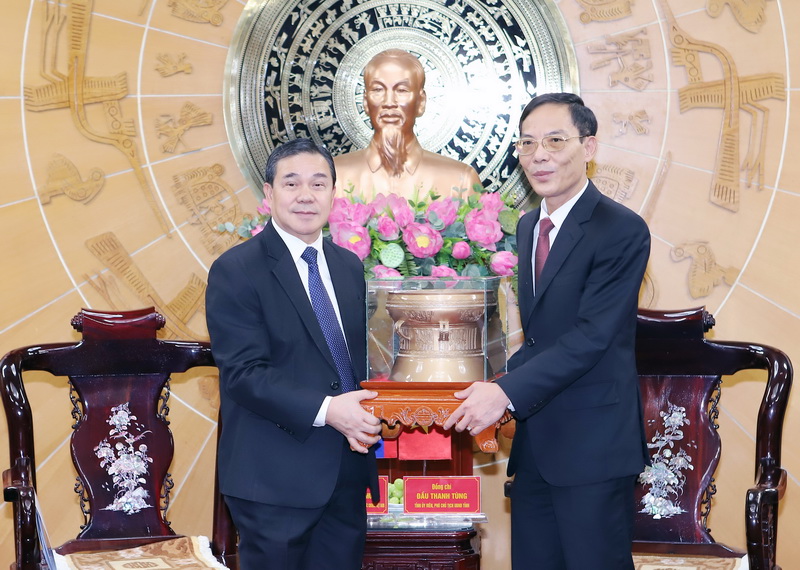 Phó Chủ tịch UBND tỉnh Đầu Thanh Tùng tiếp xã giao Đại sứ đặc mệnh toàn quyền nước CHDCND Lào tại Việt Nam